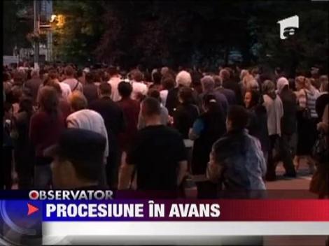 Procesiune in avans la Targu Jiu