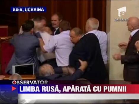 Bataie violenta in parlamentul Ucrainei