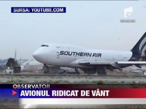 SUA: Avion urias ridicat si miscat din loc de vant