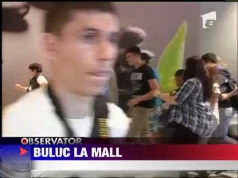 Sute de oameni s-au calcat in picioare la deschiderea unui mall din Iasi