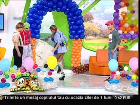 Roxana Vancea, scolarita sexy de la Neatza, joaca elasticul