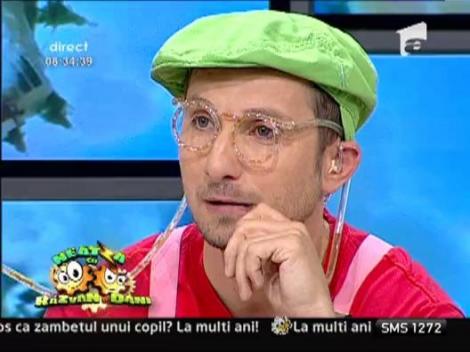 Dani, incantat de ochelarii pentru baut