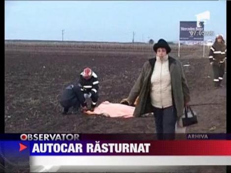 Un autocar cu turisti s-a rasturnat in Vrancea