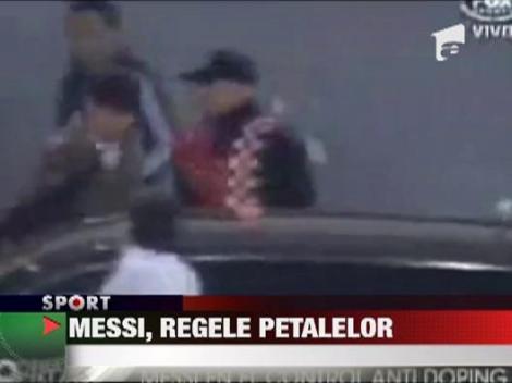 Messi, acoperit cu petale de trandafir