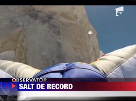 Salt cu parasuta de pe un munte
