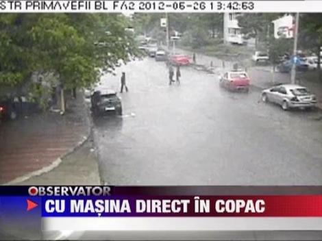 Accident spectaculos in Slatina: Un sofer a intrat cu masina intr-un copac