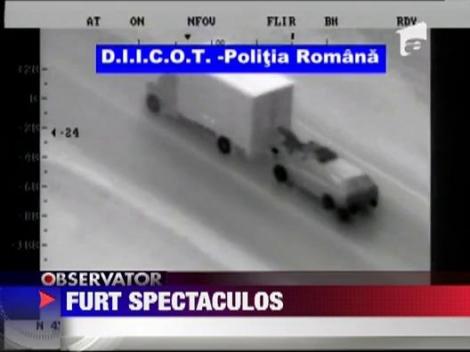 Surprinsi in timp ce furau tigari dintr-un camion aflat in miscare