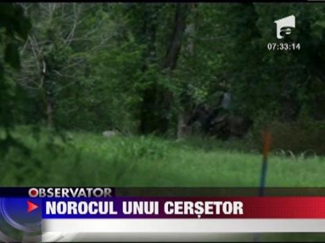 SUA: Un cersetor a gasit o punga cu 77 de mii de dolari pe malul unui rau