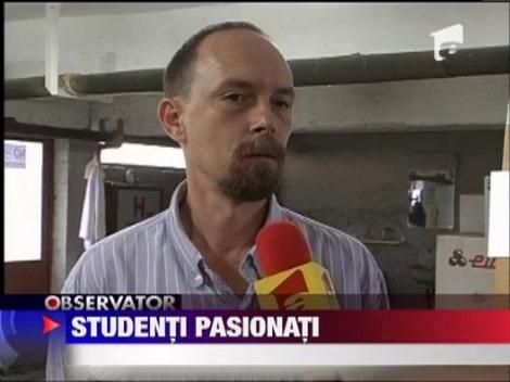 O echipa de studenti lucreaza la asamblarea unei masini de Formula 1