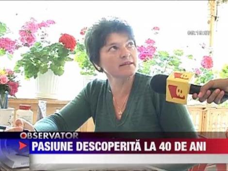 Pasiune descoperita la 40 de ani. Isi intretine familia din vanzarea icoanelor pe sticla