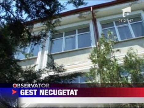 Slobozia: Un elev de 17 ani a cazut de la etajul al doilea, incercand sa escaladeze cladirea scolii