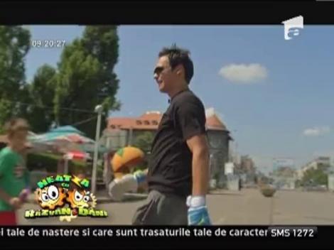 Razvan si Dani ofera un cartonas rosu foamei