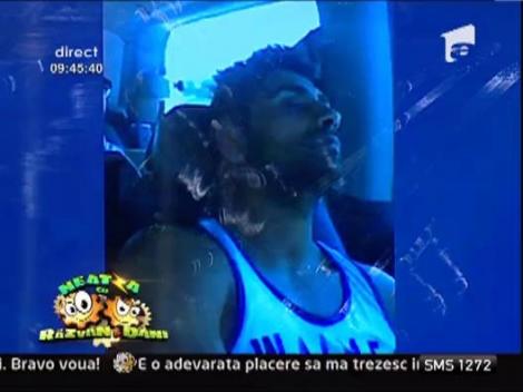 Dovada ca solistul Connect-R doarme, contrar mesajului din melodia "Vara nu dorm"