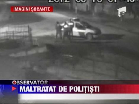 Brasov: Doi politisti si un jandarm au fost filmati in timp ce lovesc cu brutalitate un barbat