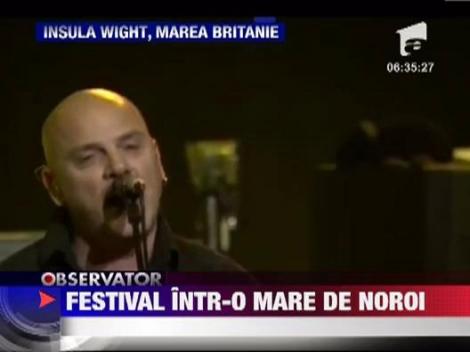 Cel mai mare festival muzical din Marea Britanie, afectat de ploi