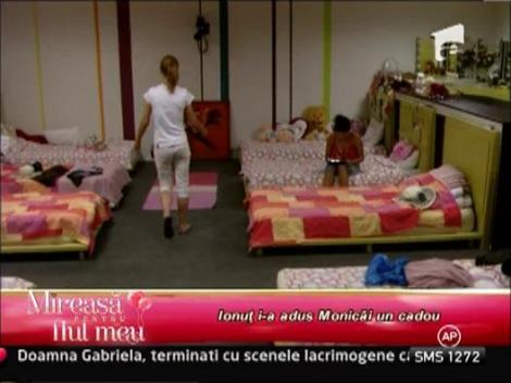 Ionut i-a adus Monicai un cadou