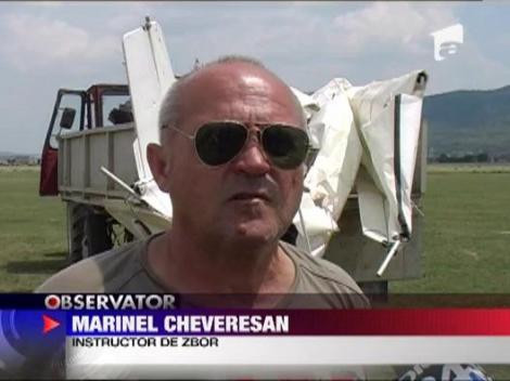 Avion infipt in acoperisul unei case