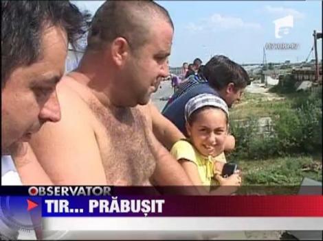 Accident spectaculos in Dolj: A cazut cu TIR-ul de pe pod