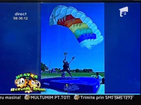 Concurs de parasutism feminin organizat in centrul Bucurestiului, in parcul Izvor