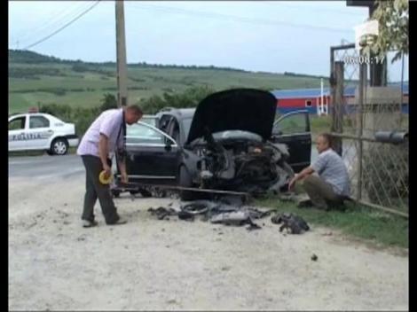 Accident spectaculos in Satu Mare! S-a oprit cu masina intr-un cap de pod