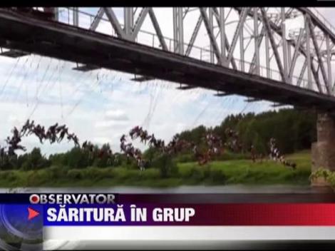 Saritura in grup de pe un pod din Rusia