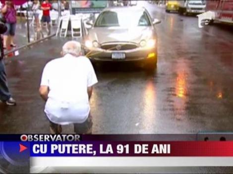 Un american de 91 de ani a tractat cu dintii un automobil