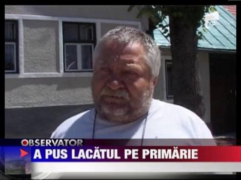 A pus lacatul la primarie si a plecat in vacanta