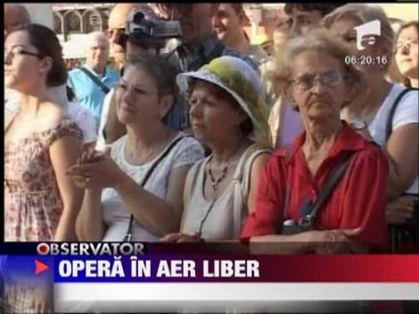 Scena de opera in Piata Sfatului din Brasov
