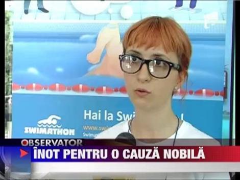 200 de inotatori au facut sute de ture de bazin ca sa adune bani pentru organizatiile non-profit