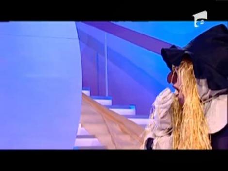 Anca Turcasiu, de nerecunoscut sub masca Omului de paie!