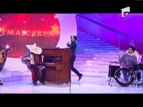 Un nou look pentru Gelu Voicu! Mustata, palarie si poncho mexican la Demascarea!