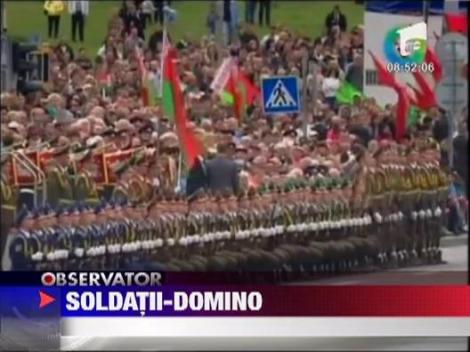 Vezi cum imita soldatii din Belarus caderea pieselor de domino!