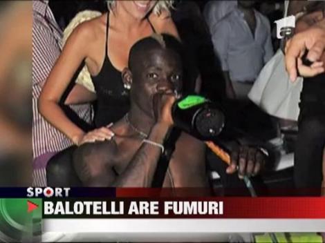 Balotelli isi face iar de cap! Femei, sampanie si narghilea, intr-un club din Saint Tropez!