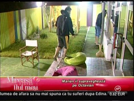 Glume intre baietii din casa