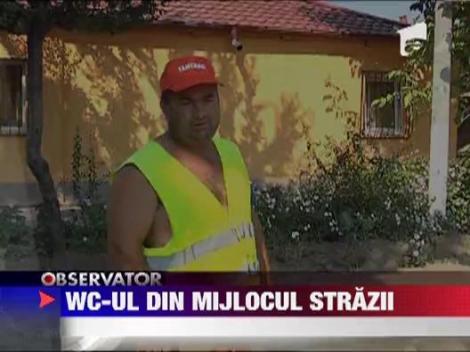 O toaleta montata in mijlocul drumului, la Galati, incurca soferii in trafic