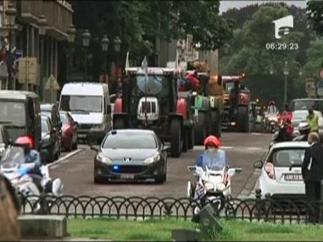Protest cu lapte in fata Parlamentului European! Fermierii se plang ca preturile au scazut dramatic