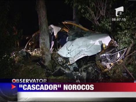 Accident spectaculos in Saftica! Un sofer a scapat ca prin minune dupa ce a intrat cu masina intr-un pom