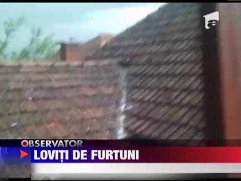 Romania, in furtuna: Acoperisuri avariate, copaci doborati, gospodarii inundate