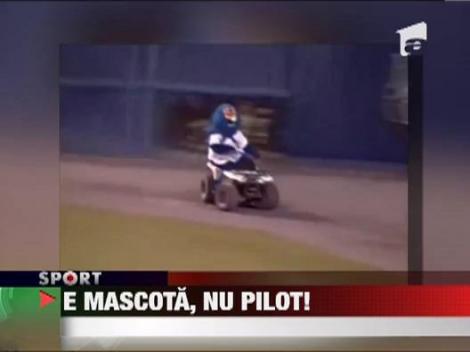 S-a rasturnat cu ATV-ul! Mascota unei echipe de baseball s-a facut de ras in fata unui stadion intreg