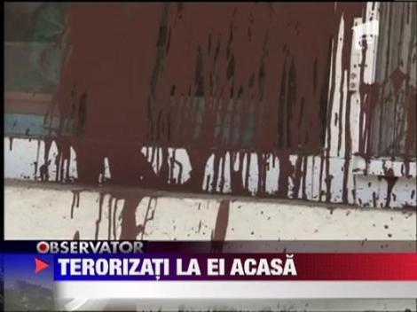 Hunedoara: Locatarii unui bloc sunt terorizati de un grup de vandali