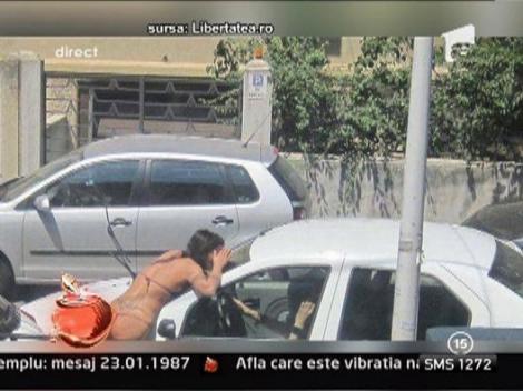 Oana Zavoranu, surprinsa pe strada desculta si in costum de baie