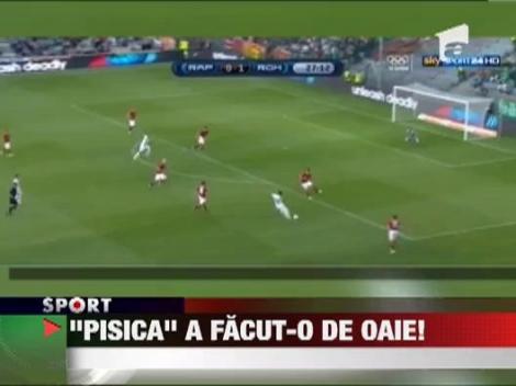 "Pisica" a facut-o de oaie! Lobont a luat gol din foarfeca dupa o degajare gresita cu mana!