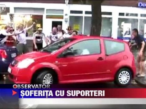 Opt suporteri nemti ii fac galerie unei femei cand parcheaza