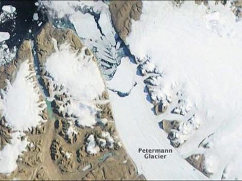 Un urias aisberg s-a desprins din banchiza de gheata a Groenlandei!