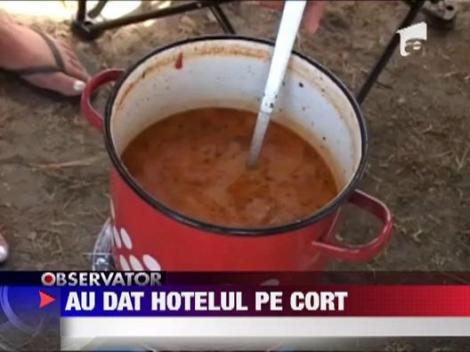 Vor sa stea in natura sau sa faca economii. Tot mai multi romani aleg sa mearga la mare cu cortul!