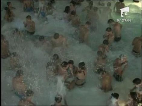 Deva: Petrecere inedita intr-o piscina plina de... spuma