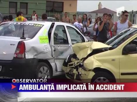 Carambol in Maramures. Trei masini si o ambulanta s-au ciocnit