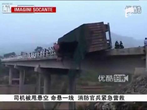 Operatiune de salvare spectaculoasa in China. Soferul unui camion a ramas agatat de cabina, pe marginea unui pod