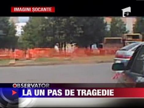 IMAGINI SOCANTE! Copil aruncat din masina de o mama inconstienta