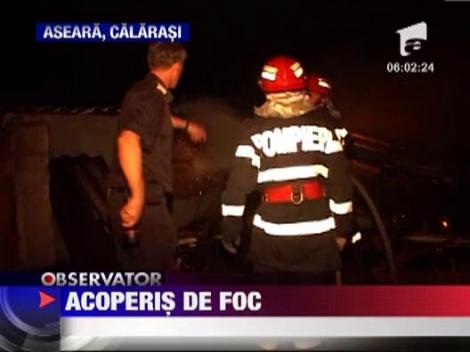 Clipe de groaza pentru locatarii unui bloc din Calarasi! Acoperisul cladirii a fost distrus de flacari inalte de cativa metri